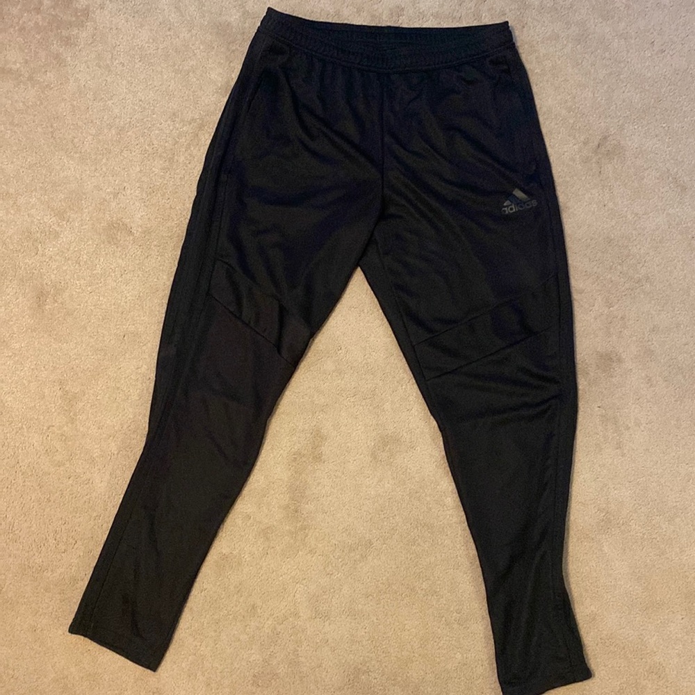 Joggers with elastic waist with drawstring. Zipper pockets 3/4 zipper bottom